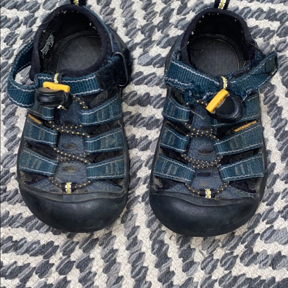 Keens toddler size 8 waterproof machine washable!